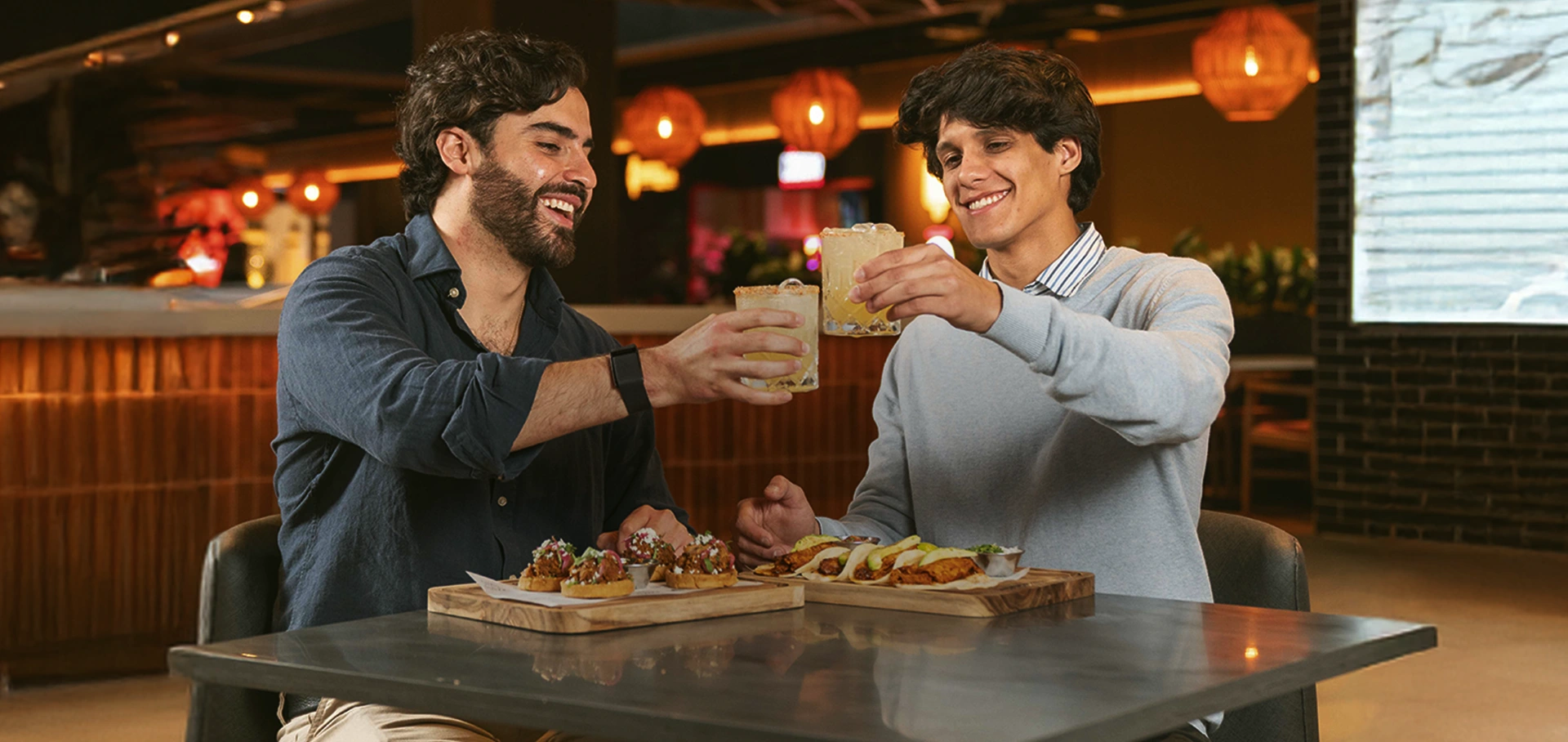 Personas disfrutando comida y bebidas en Sabori